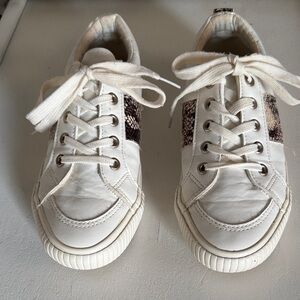 White Sneakers with Snakeskin Accents a Magellan outdoor sneakers